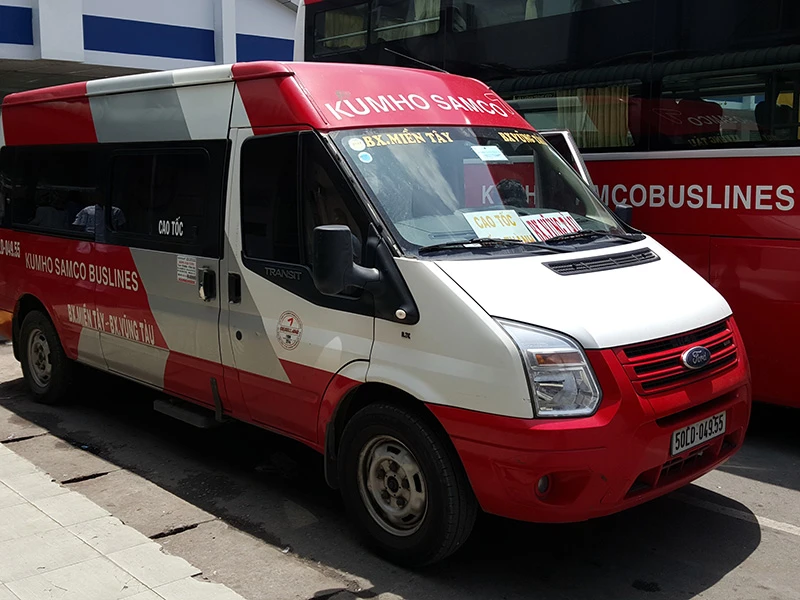 Chiếc xe khách đang nổ máy thì Hải leo lên lái bỏ chạy với tốc độ cao